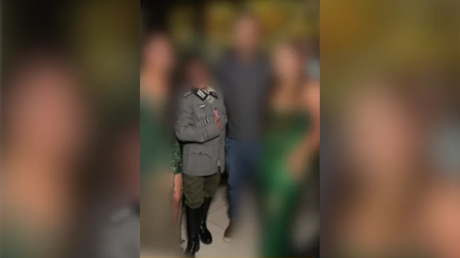 Em outra imagem divulgada, o garoto aparece fazendo um gesto semelhante à saudação nazista “Heil Hitler”.