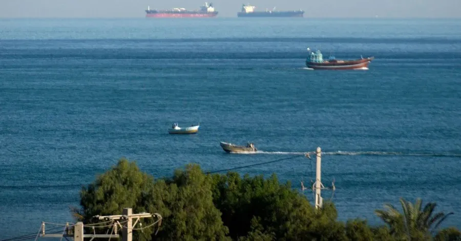 Irã ameaça fechar o estreito de Ormuz em resposta a ataques dos EUA.
