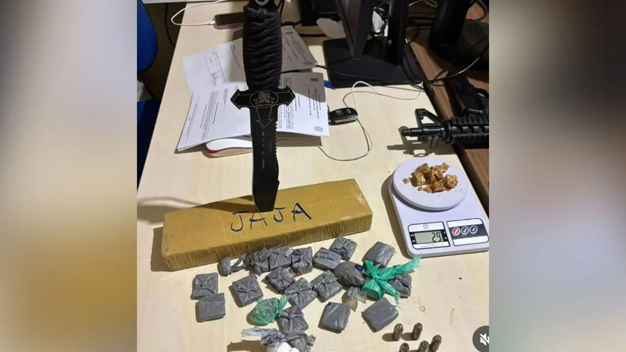 Material apreendido inclui balança de precisão, munições e diferentes tipos de entorpecentes.