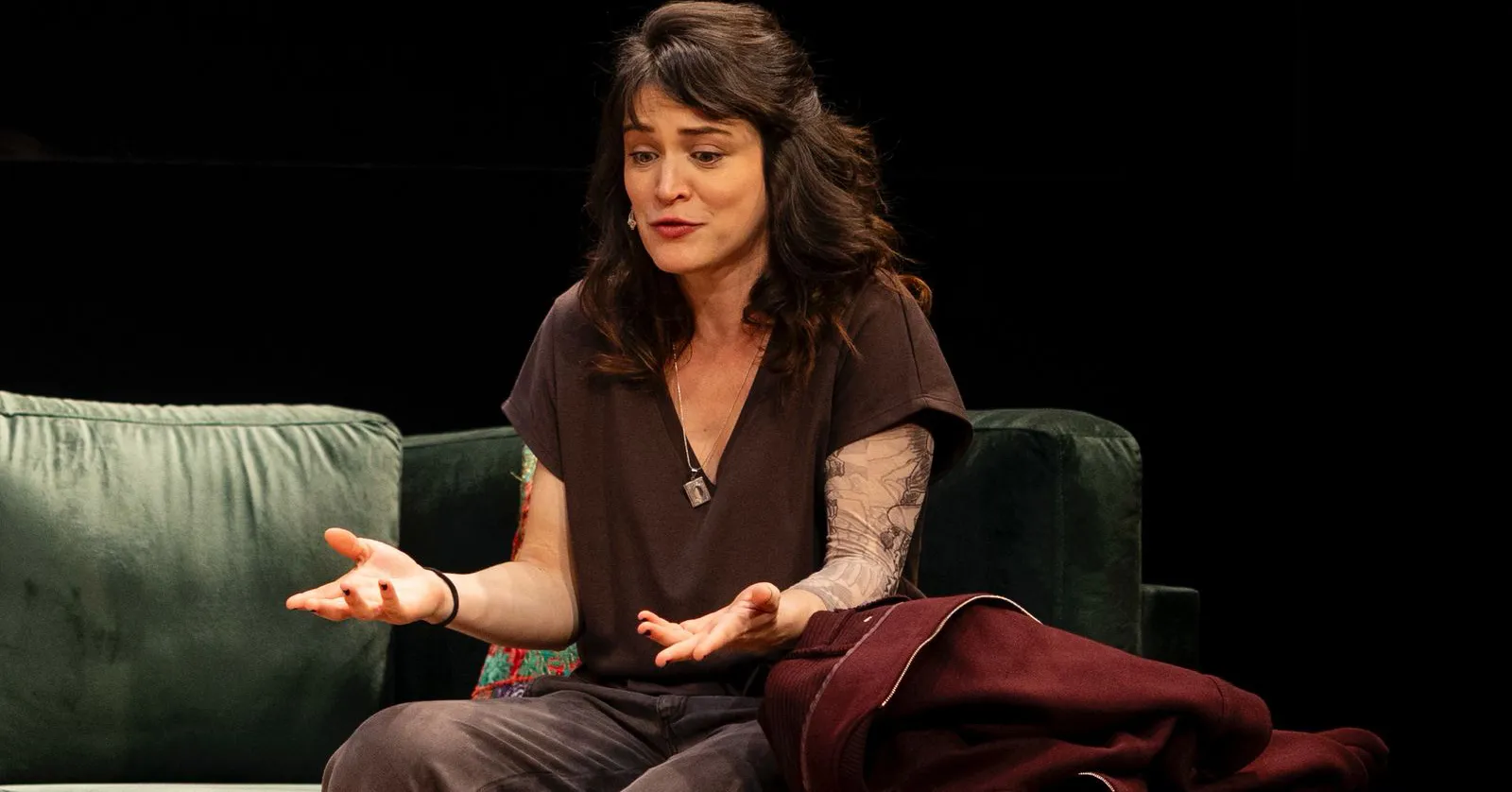 JOB conta a história de Jane (Bianca Bin), uma moderadora de conteúdo que trabalha em uma grande empresa de tecnologia.