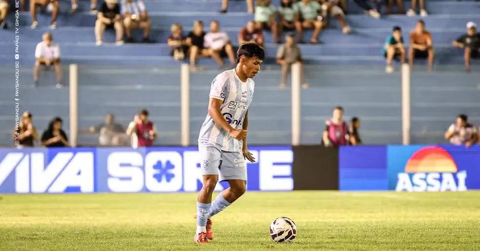 O lateral direito Matheus Capixaba, de 20 anos, que vem mostrando personalidade e segurança em campo.