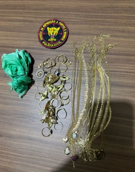 Os agentes chegaram até um imóvel onde parte dos objetos subtraídos estaria escondida. No local, foram encontradas duas mulheres, de 30 e 29 anos, em posse de um saco contendo várias joias provenientes do crime