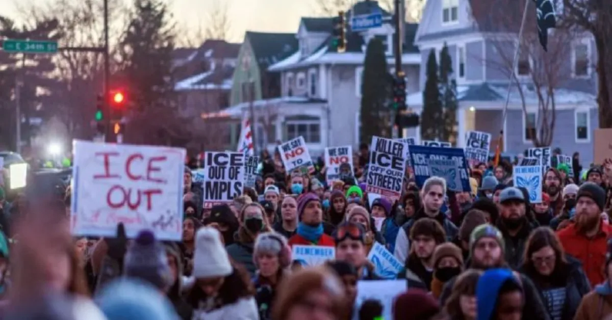 Manifestantes tomam as ruas de Minneapolis e de outras cidades dos EUA em protesto contra a política migratória do governo Trump após a morte de Renee Nicole Good em ação do ICE.