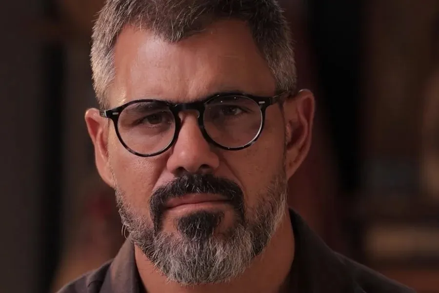 Juliano Cazarré foi alvo de críticas, incluindo de famosos, após anunciar criação do "maior encontro de homens".