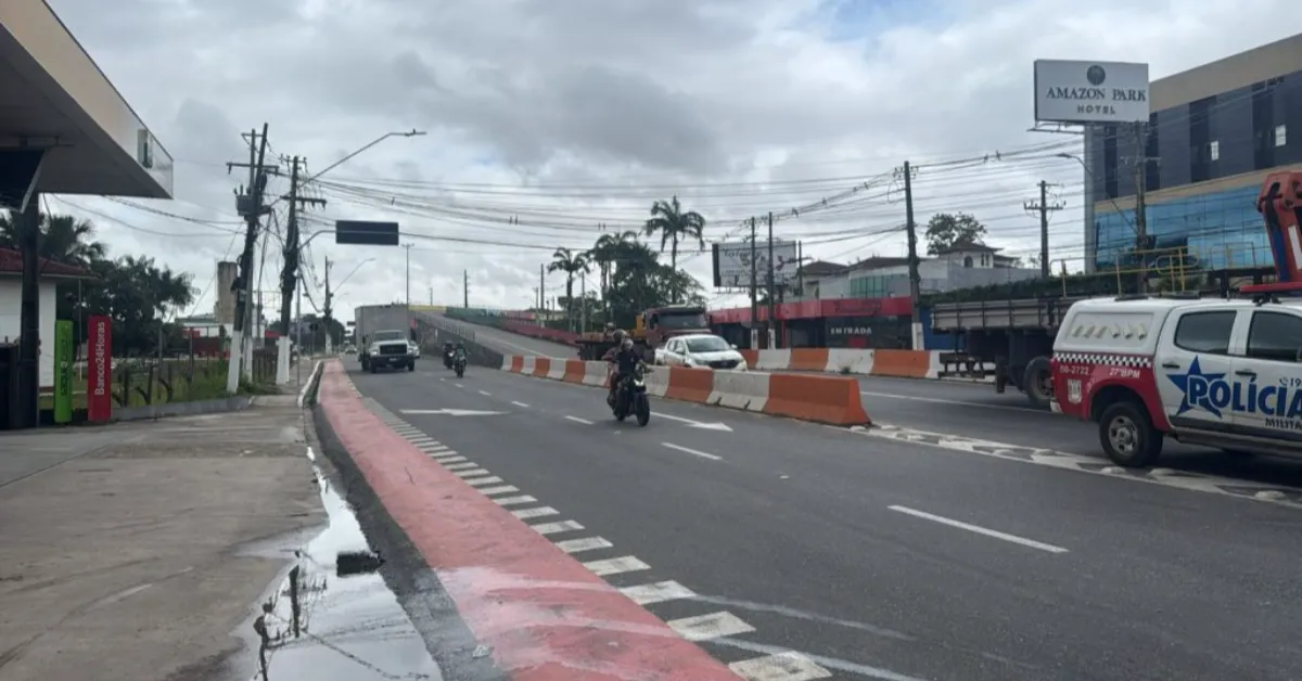 Trânsito na avenida Júlio César foi liberado em menos de 24h após interdição para remoção da passarela sobre o canal São Joaquim.