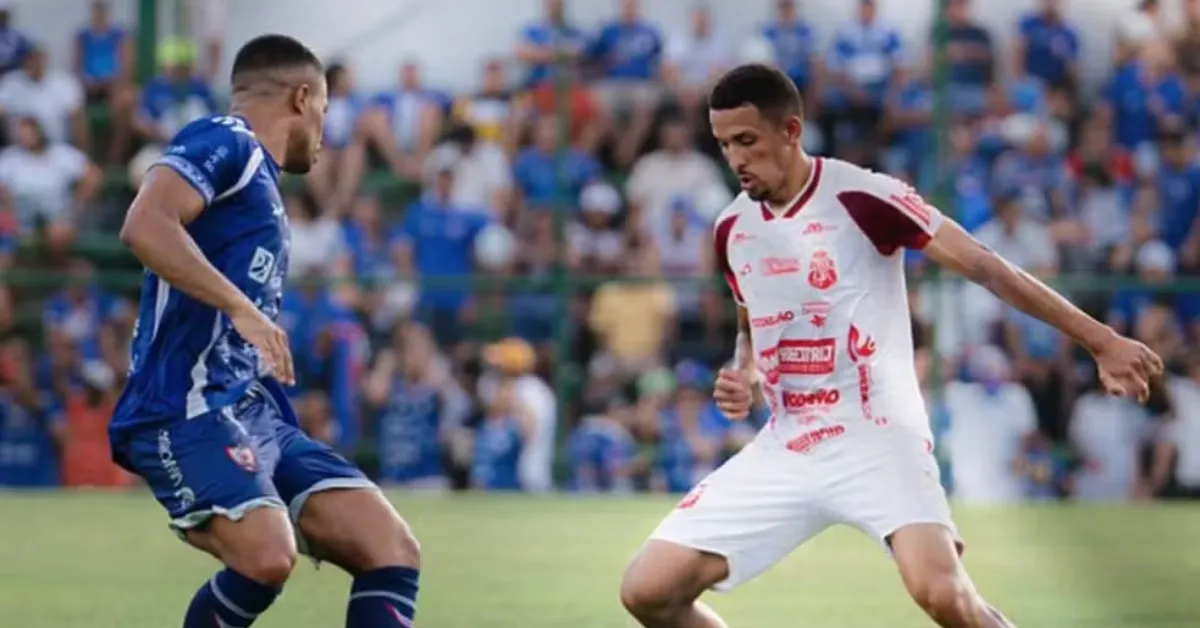 Jogadores do Águia de Marabá e Imperatriz disputam lance durante empate por 1 a 1 no Zinho de Oliveira, pela Série D do Campeonato Brasileiro.