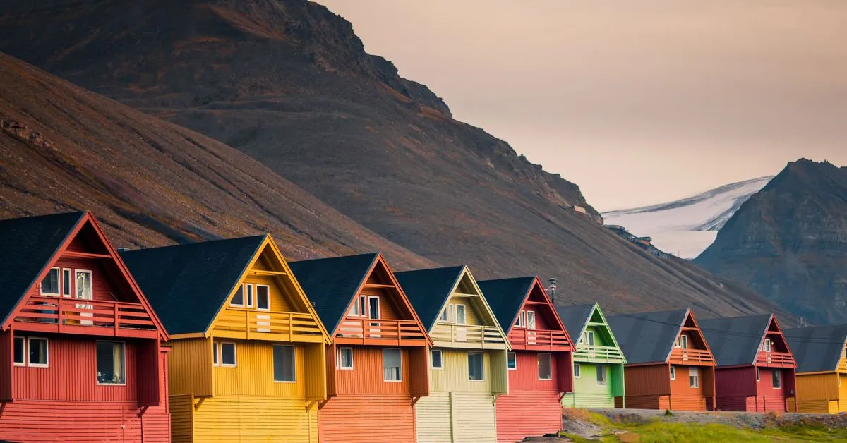 Segundo a National Geographic, os moradores investem fortemente em lâmpadas de terapia de luz, que reproduzem os comprimentos de onda da luz solar, e se esforçam para manter suas rotinas e permanecer fisicamente ativos durante o longo período de escuridão.