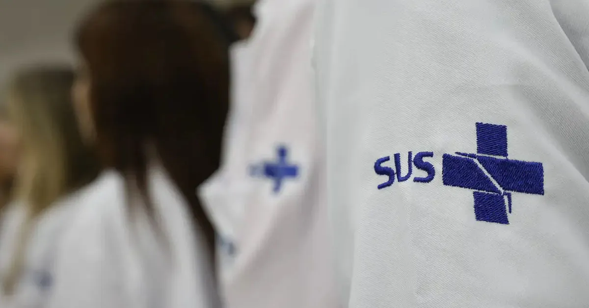 Além da bolsa mensal de R$ 10 mil, os médicos receberão ajuda de custo destinada a despesas com imersões presenciais nas instituições formadoras.