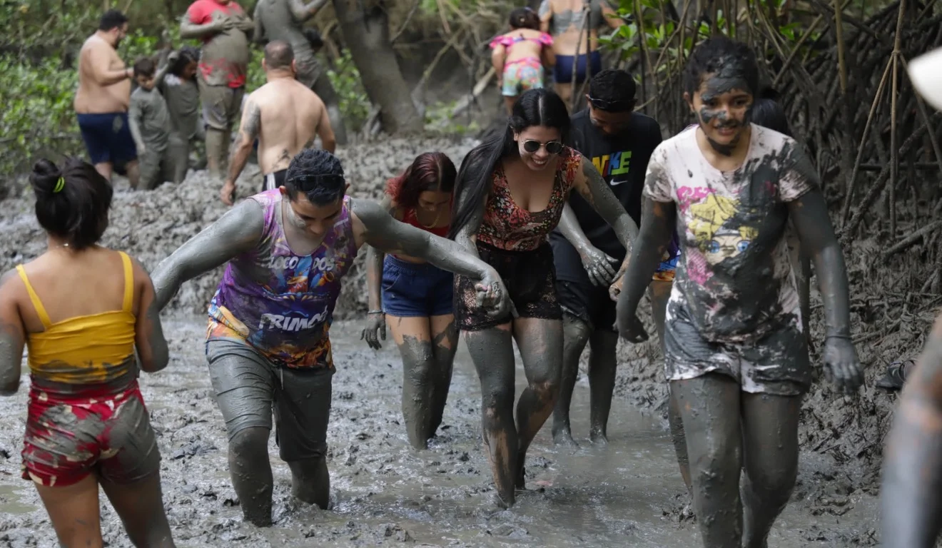 O bloco Pretinhos do Mangue percorre as ruas de Curuçá há 37 anos.