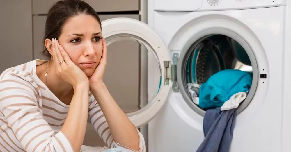 Mito. Usar sabão em excesso não deixa a roupa mais limpa e pode até causar o efeito contrário.