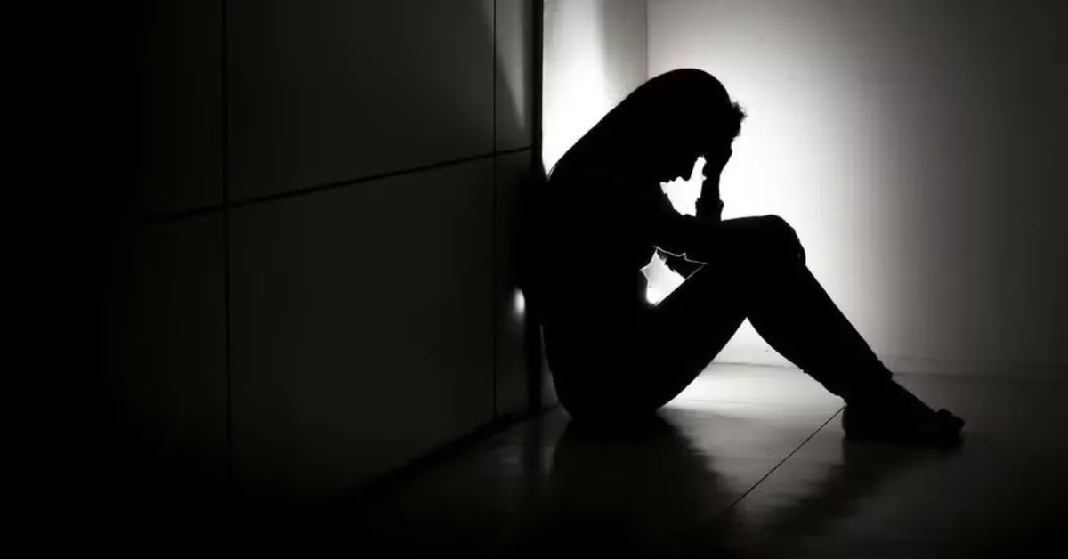 O crime de importunação sexual é caracterizado por ato libidinoso sem consentimento, com pena de um a cinco anos de prisão, conforme prevê a legislação brasileira.