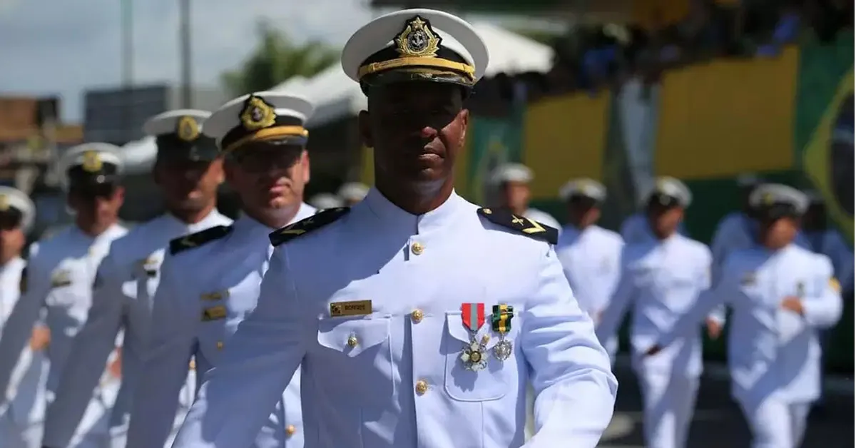 Os candidatos precisam ter ensino médio completo, idade entre 18 e 21 anos (completados até 30 de junho de 2027) e estatura entre 1,54 m e 2 m.