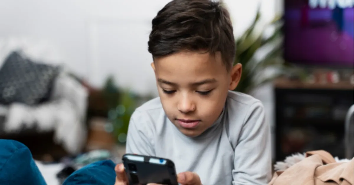 A legislação amplia as diretrizes do Estatuto da Criança e do Adolescente (ECA) para o contexto digital.