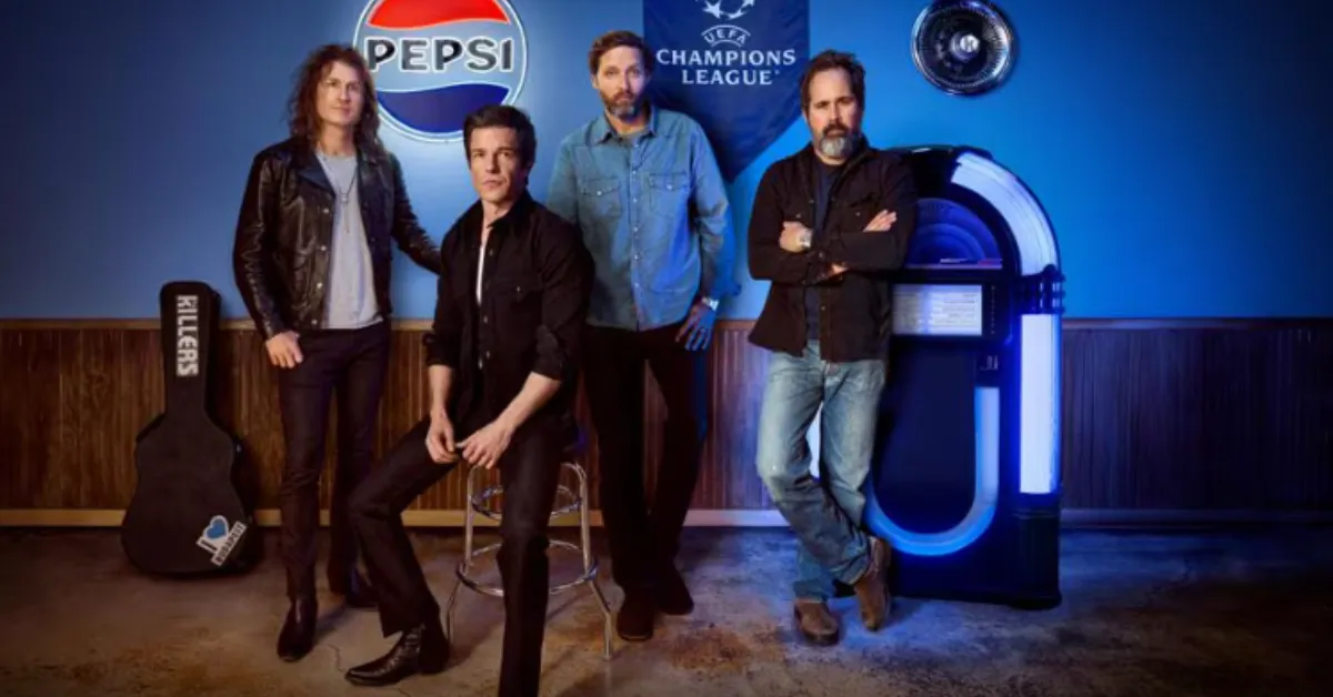 Na divulgação, os integrantes Dave Keuning, Ronnie Vannucci Jr. e Mark Stoermer aparecem ao lado de David Beckham.