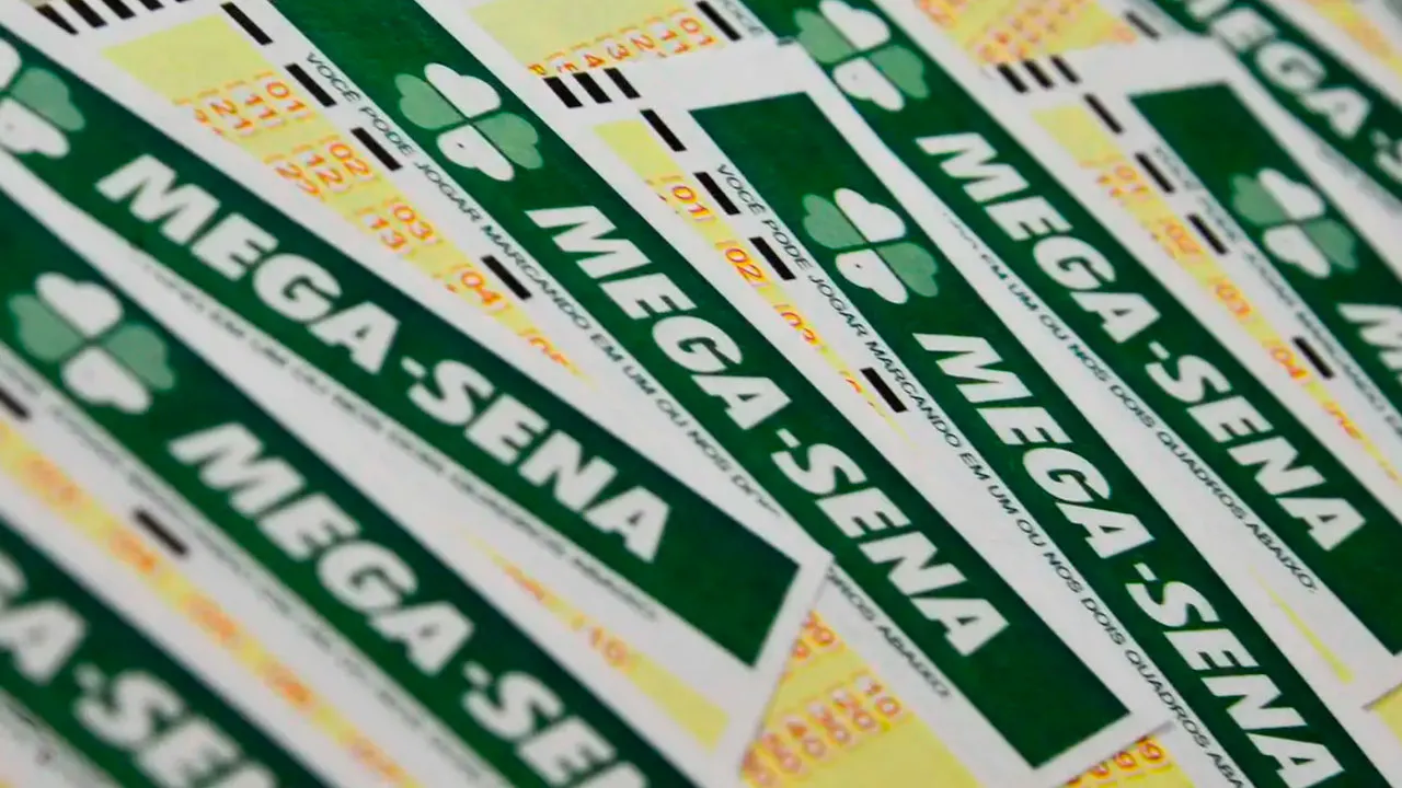 Bilhete da Mega-Sena; prêmio acumulado atrai apostadores de todo o Brasil.
