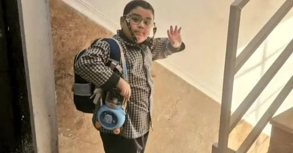 Na fotografia que se espalhou nas redes sociais, Mikaeil aparece do lado de fora de casa, acenando para a mãe antes de sair para a aula.