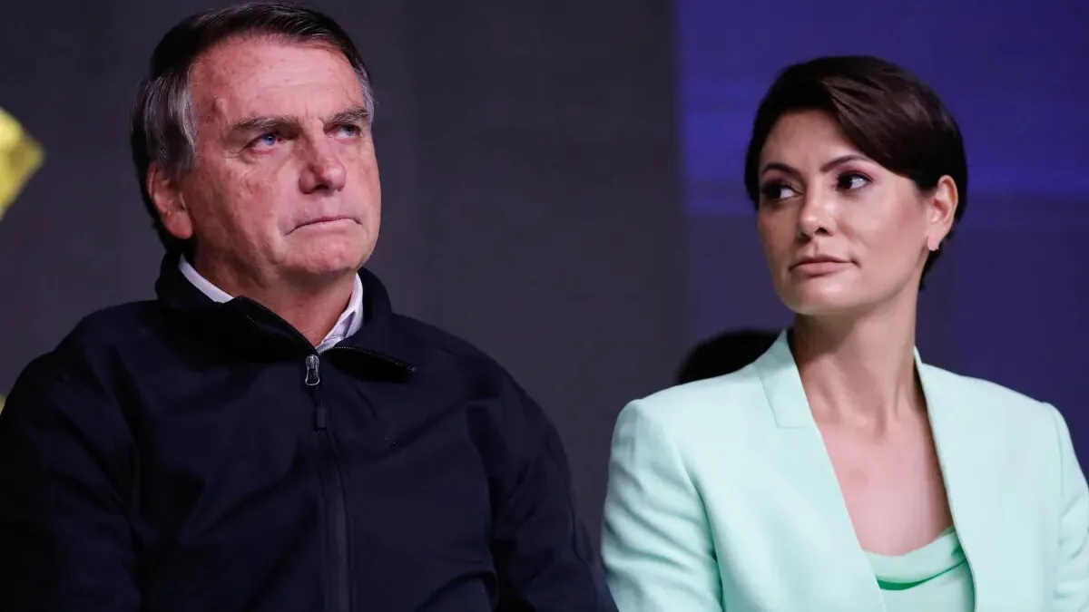 Ex-presidente Jair Bolsonaro passou mal na prisão, segundo relatos de Michelle. Ele recebeu atendimento médico após cair e bater a cabeça durante a noite.
