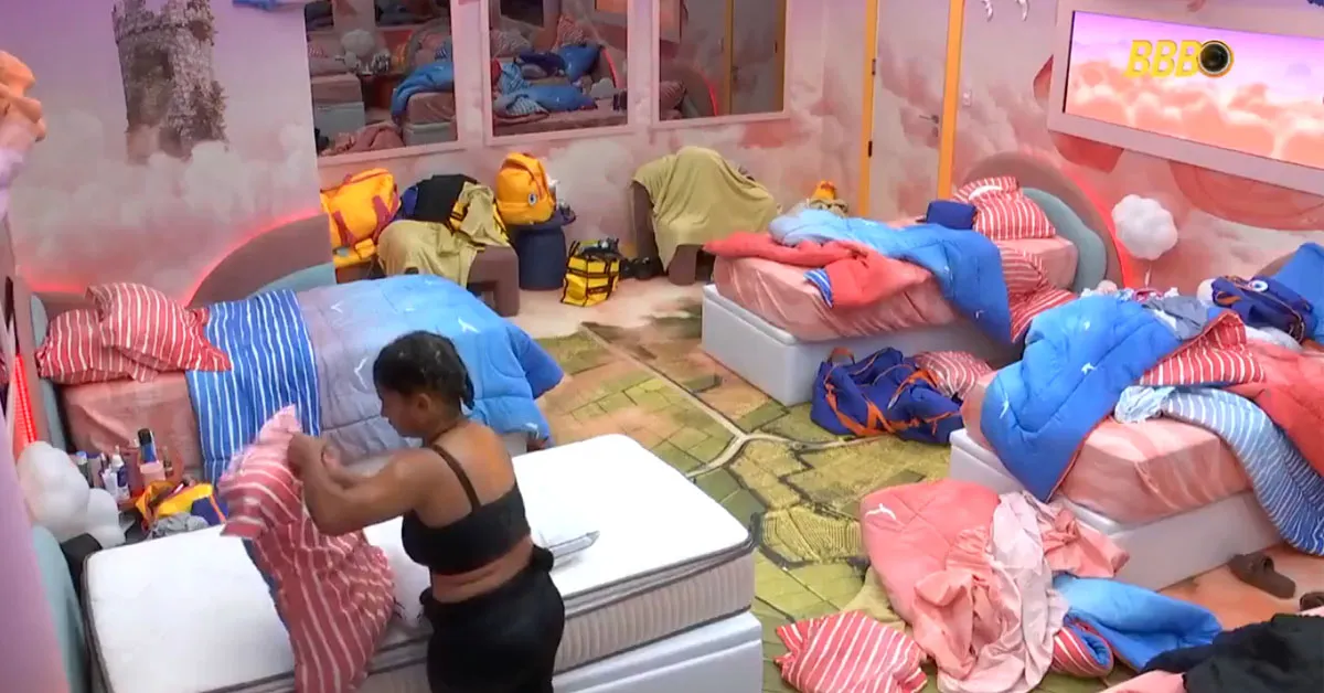 Aos prantos, a sister foi ao quarto Sonho de Voar e decidiu bagunçar e sujar a cama do brother e seus pertences.