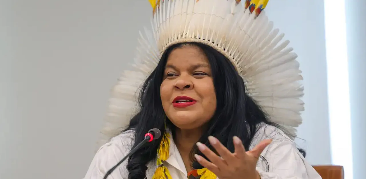 Ministra dos Povos Indígenas, Sônia Guajajara é internada em UTI após quadro infeccioso.