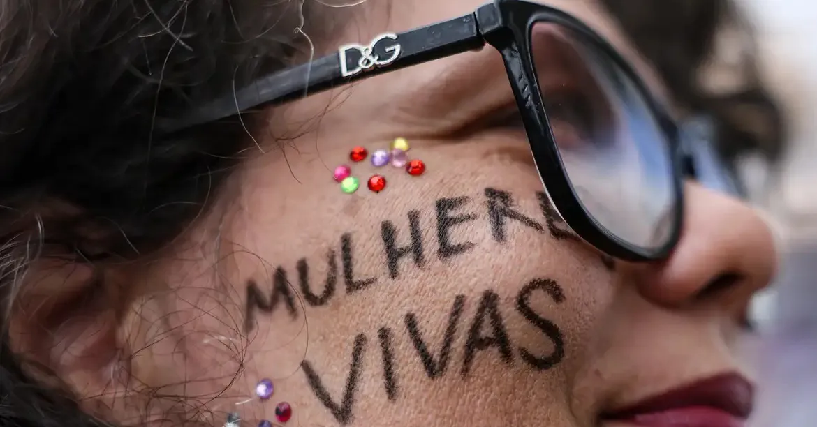 Campanhas e homenagens institucionais buscam valorizar pessoas e organizações que contribuem para uma sociedade mais respeitosa para as mulheres.