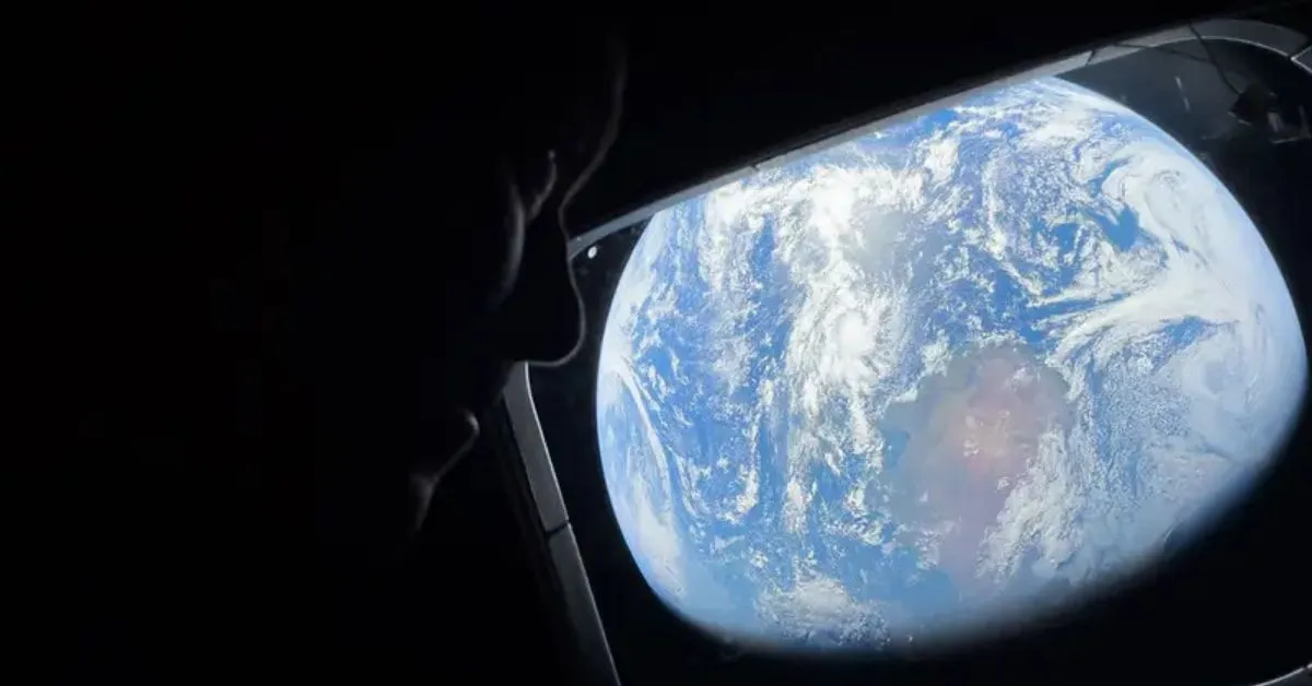 Cápsula Orion, da missão Artemis II, inicia manobras finais para reentrada na atmosfera antes do pouso no Oceano Pacífico.