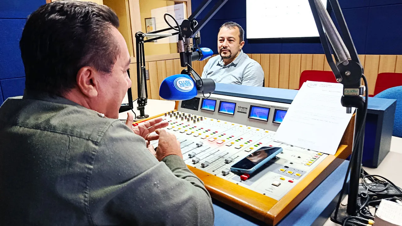 Andreyk Maia detalha avanços na reforma agrária durante entrevista ao jornalista Nonato Dourado na Rádio Clube FM.