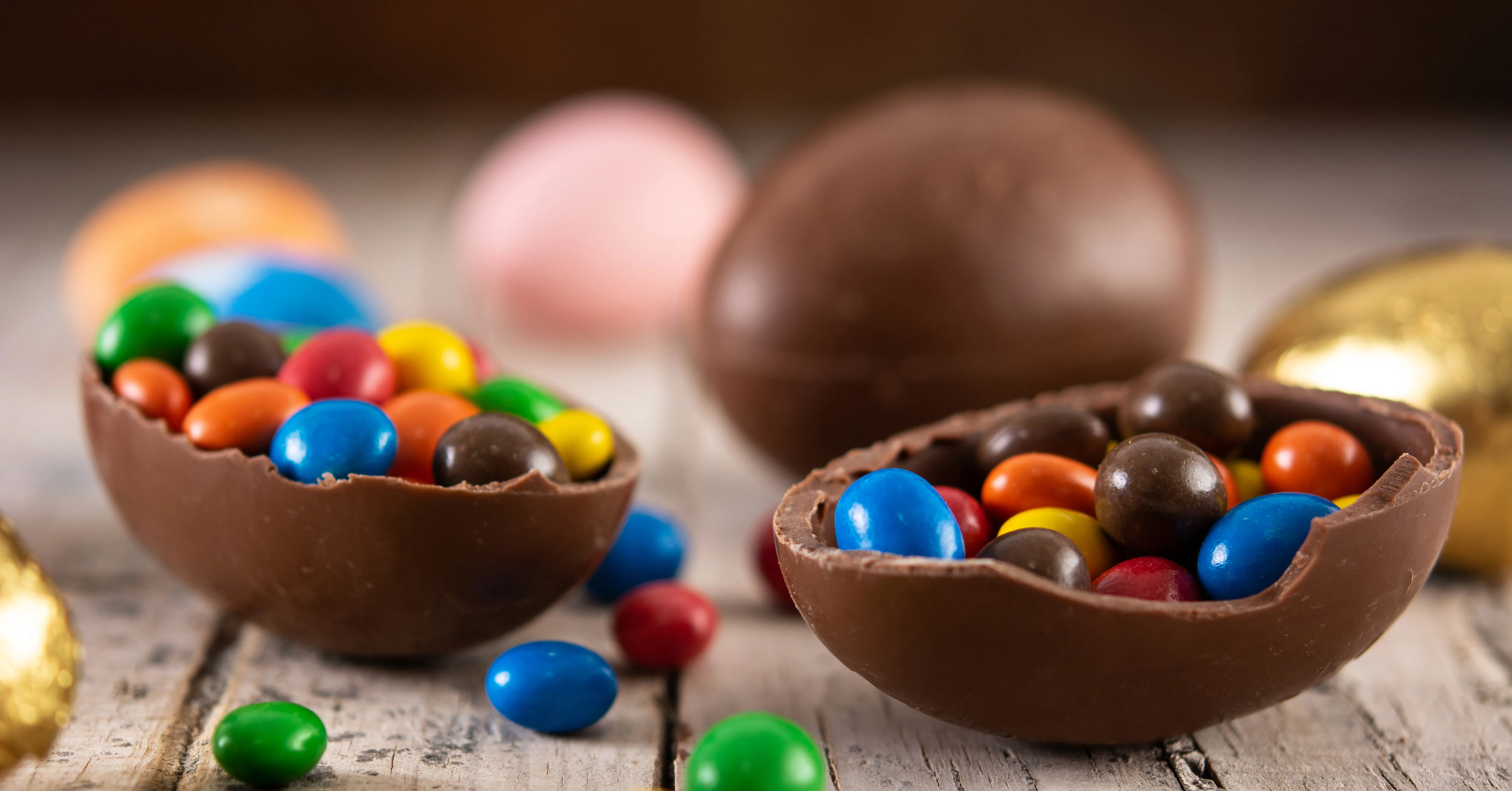 Sim, o chocolate pode ser guardado na geladeira, mas com ressalvas.