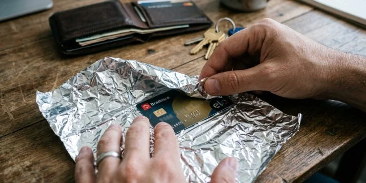 Proteja seu cartão com papel alumínio