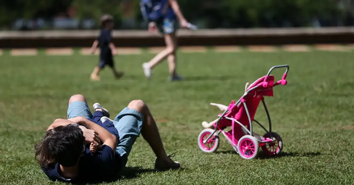 A medida regulamenta um direito previsto na Constituição de 1988 e passa a assegurar renda durante o período de afastamento para diversos trabalhadores, incluindo microempreendedores individuais (MEIs), empregados domésticos, autônomos e trabalhadores rurais.