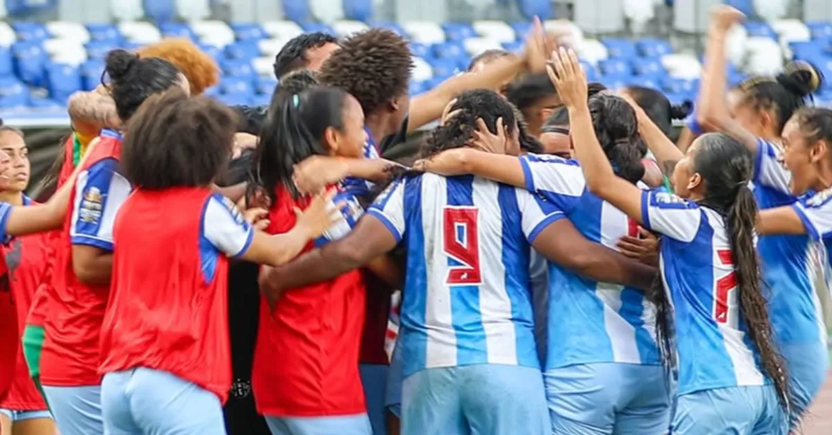 Jogadoras do Paysandu comemoram o gol de Stephany que garantiu a vitória bicolor sobre o Itacoatiara na estreia do Brasileirão Feminino A2, no Mangueirão.