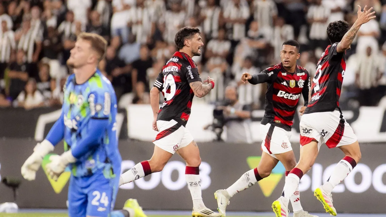 Flamengo cola na liderança do Brasileira após golear Botafogo.
