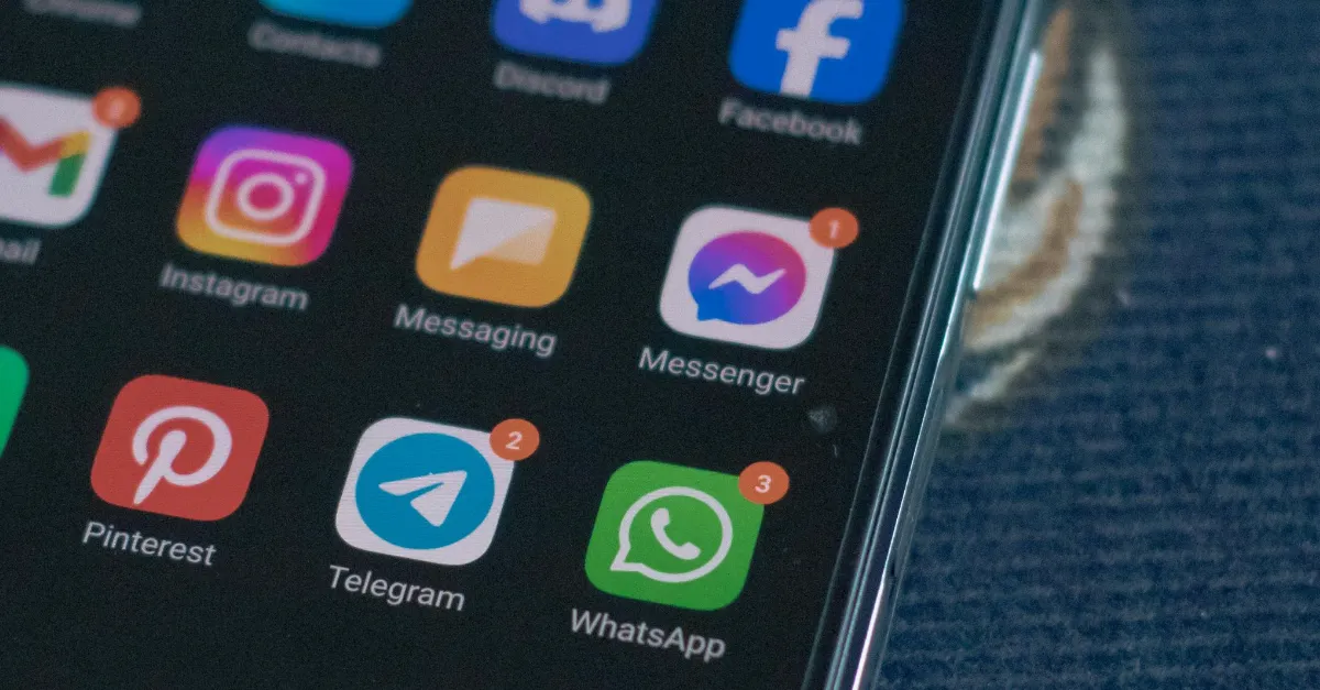 Elon Musk amplia o escopo do X ao lançar uma plataforma de mensagens integrada, movimento que acirra a disputa com WhatsApp e Telegram no mercado global de conversas privadas.