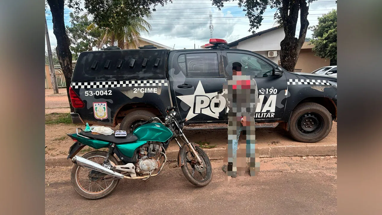 Material apreendido, incluindo quase 1 kg de cocaína e porções de maconha, foi apresentado na Delegacia de Redenção.
