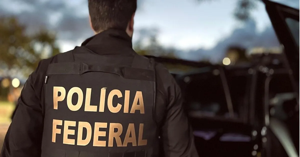 A ação resultou no cumprimento de mandados de busca e apreensão em endereços físicos e sítios digitais, como perfis nas redes sociais, aplicativos de mensagens e até de servidores.