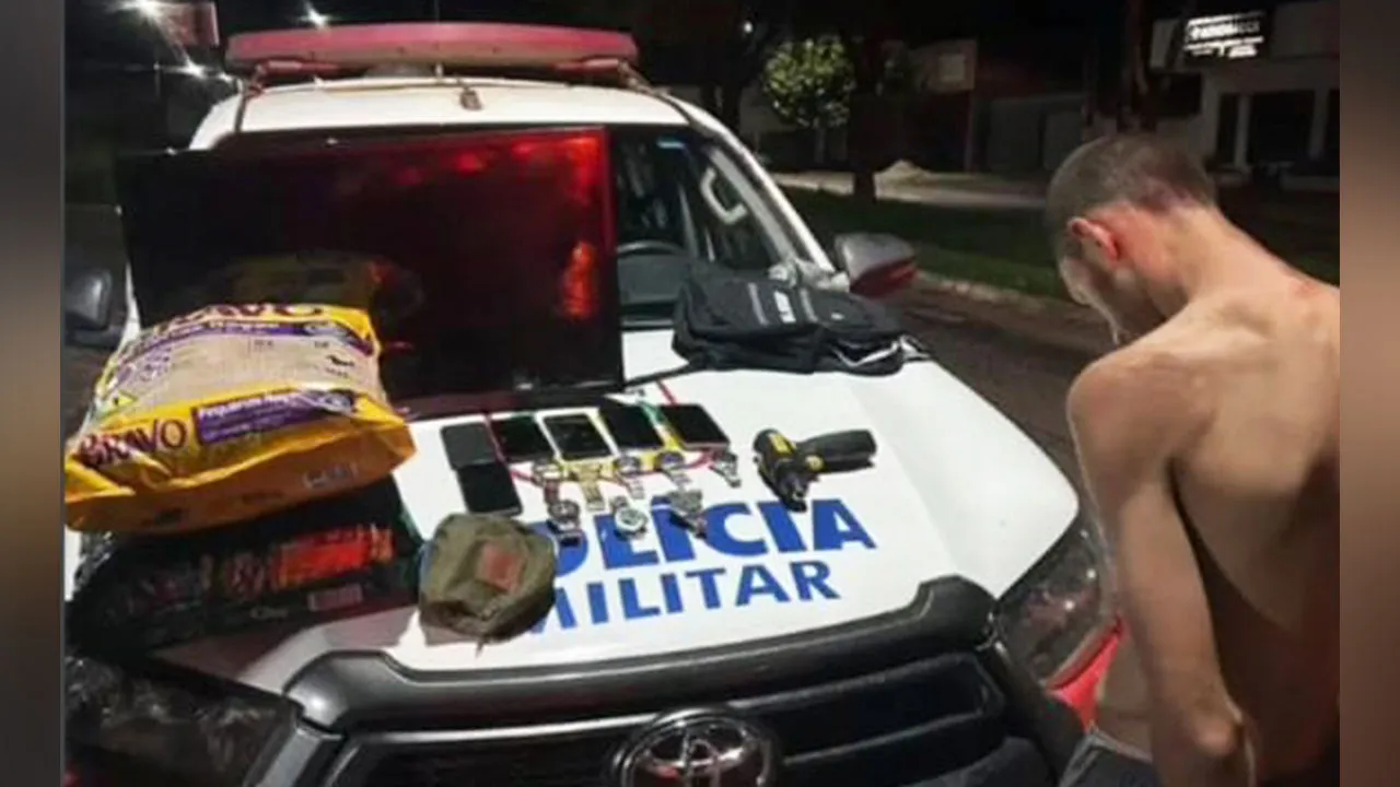 Itens recuperados pela PM, incluindo eletrônicos e ferramentas, foram apresentados na Delegacia de Polícia Civil.