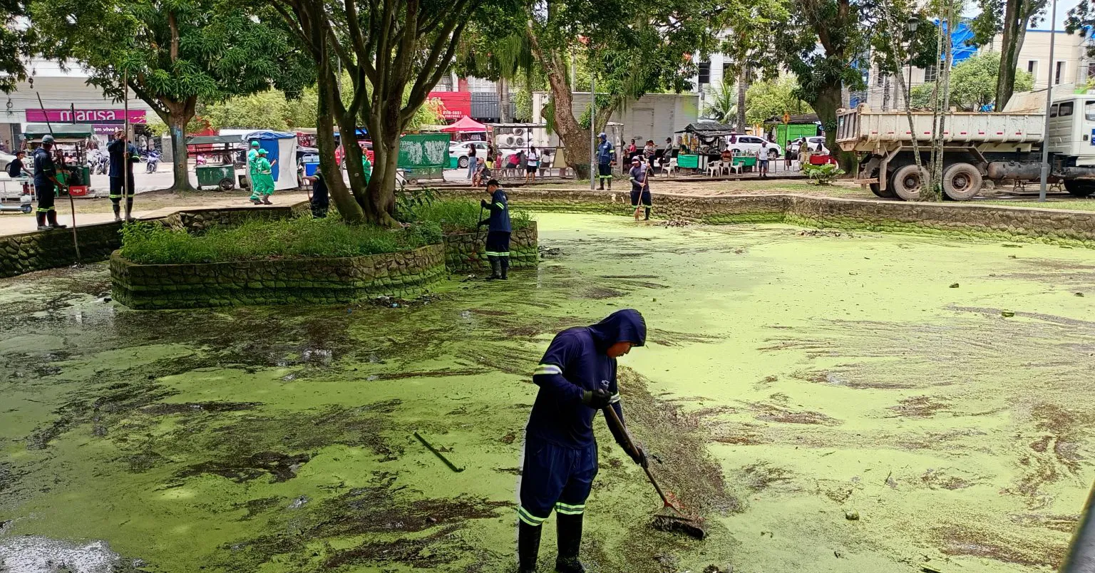 Somente na terça-feira, foram retiradas cinco caçambas de entulho de dentro do lago da praça,