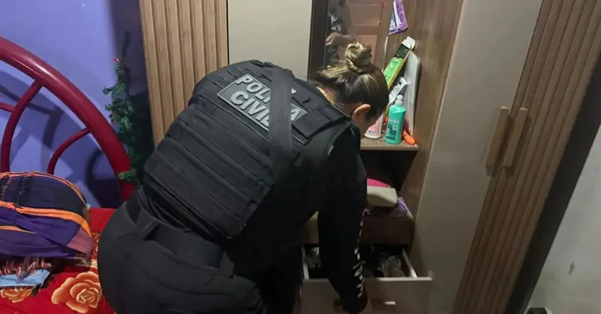 O inquérito policial apura a prática do delito, no qual o homem é acusado de abusar sexualmente de sua enteada, uma adolescente criada por ele desde os três anos de idade.