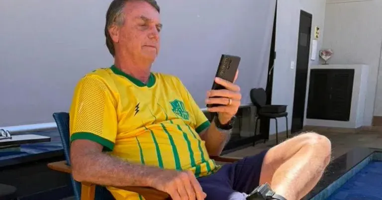 Ex-presidente Jair Bolsonaro volta para casa em prisão domiciliar
