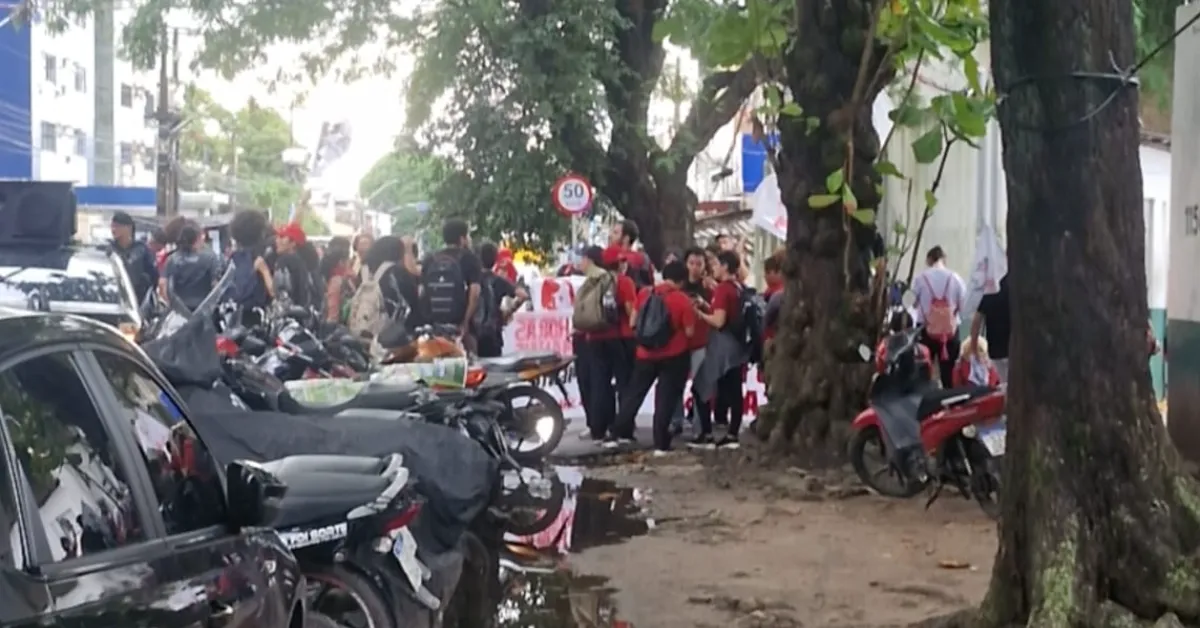 Protesto contra a escala 6x1 impede saída de caminhões da Ciclus Amazônia e provoca atraso na coleta de lixo em Belém.