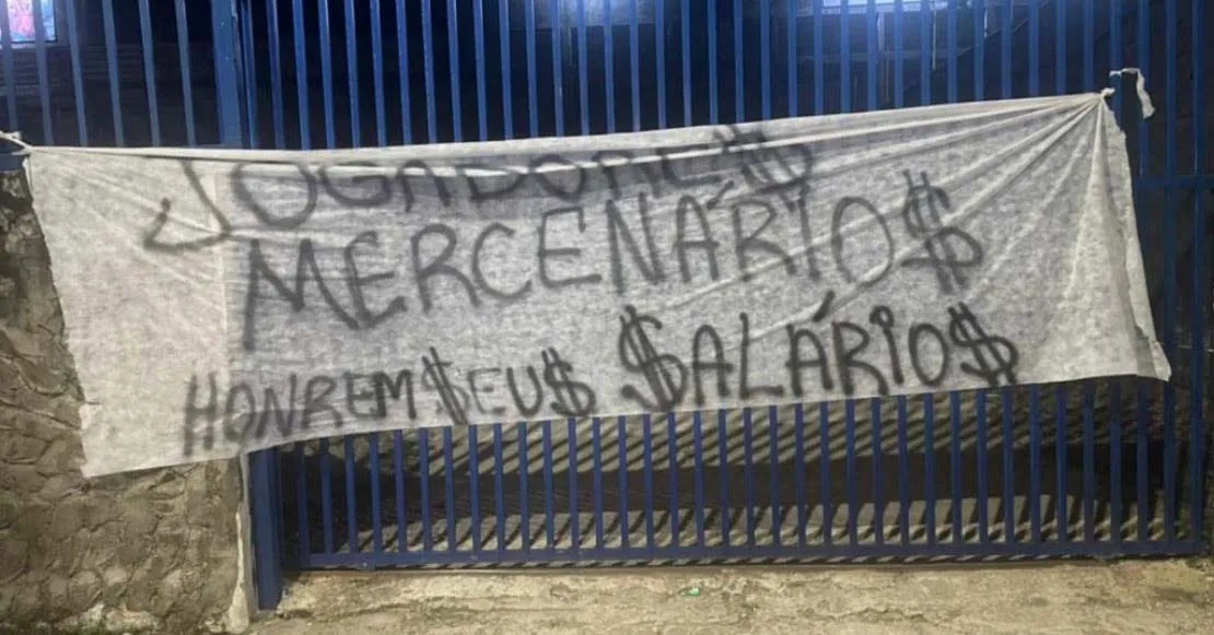 Faixas foram espalhadas pelo Baenão e sede social