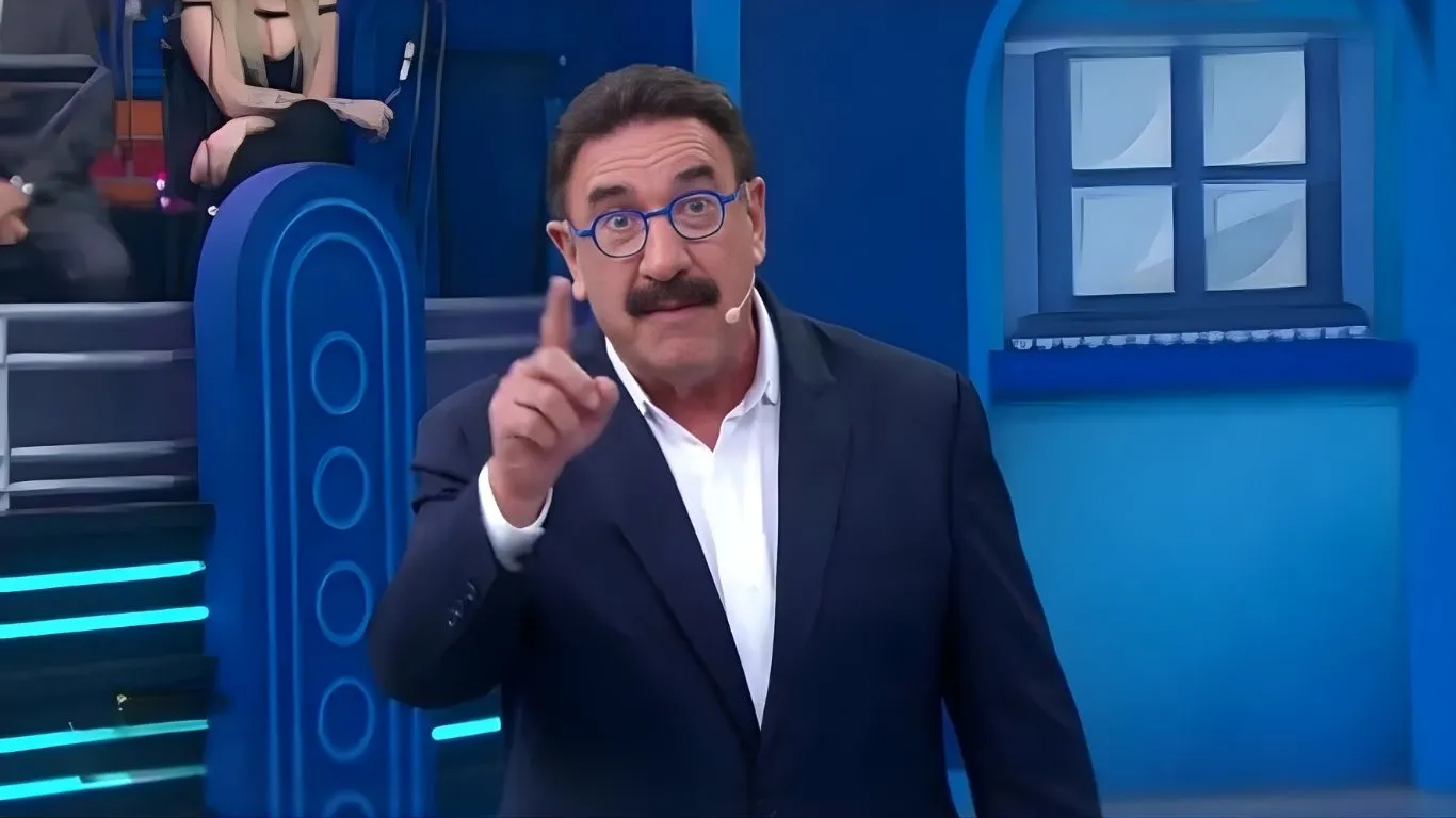 O apresentador Ratinho durante exibição de seu programa no SBT; emissora foi condenada em primeira instância.
