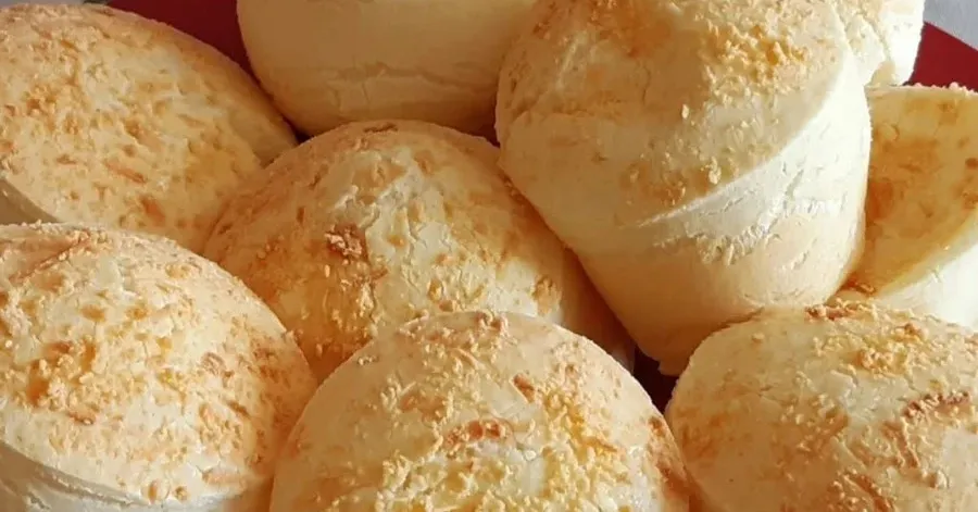 Pode ser servido no café da manhã, no lanche da tarde ou até como acompanhamento em reuniões informais.