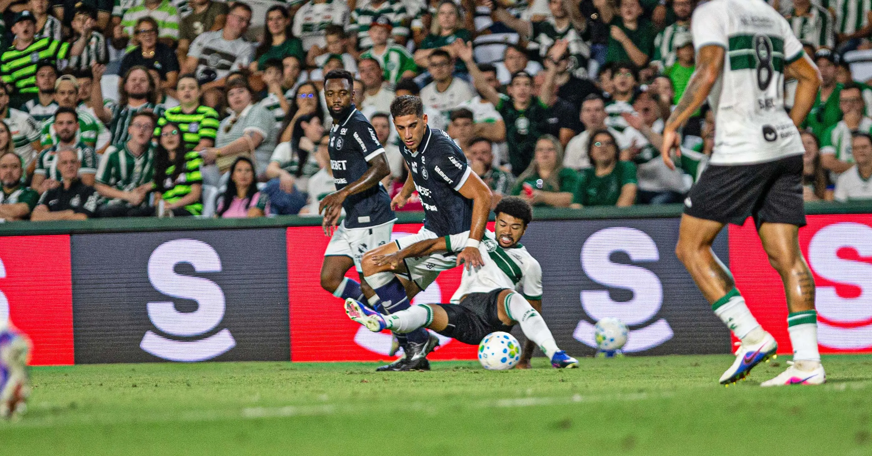 Leão Azul perdeu mais uma e Sávio (esquerda) foi o pior em campo