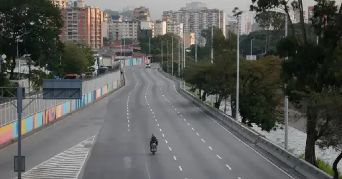 Ruas de Caracas com pouco movimento e filas em supermercados e farmácias refletem o clima de medo e incerteza vivido pela população após o ataque dos EUA e a prisão de Nicolás Maduro.