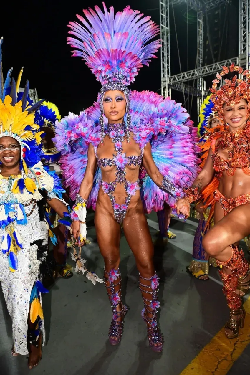 Sabrina Sato em desfile pela Gaviões da Fiel.