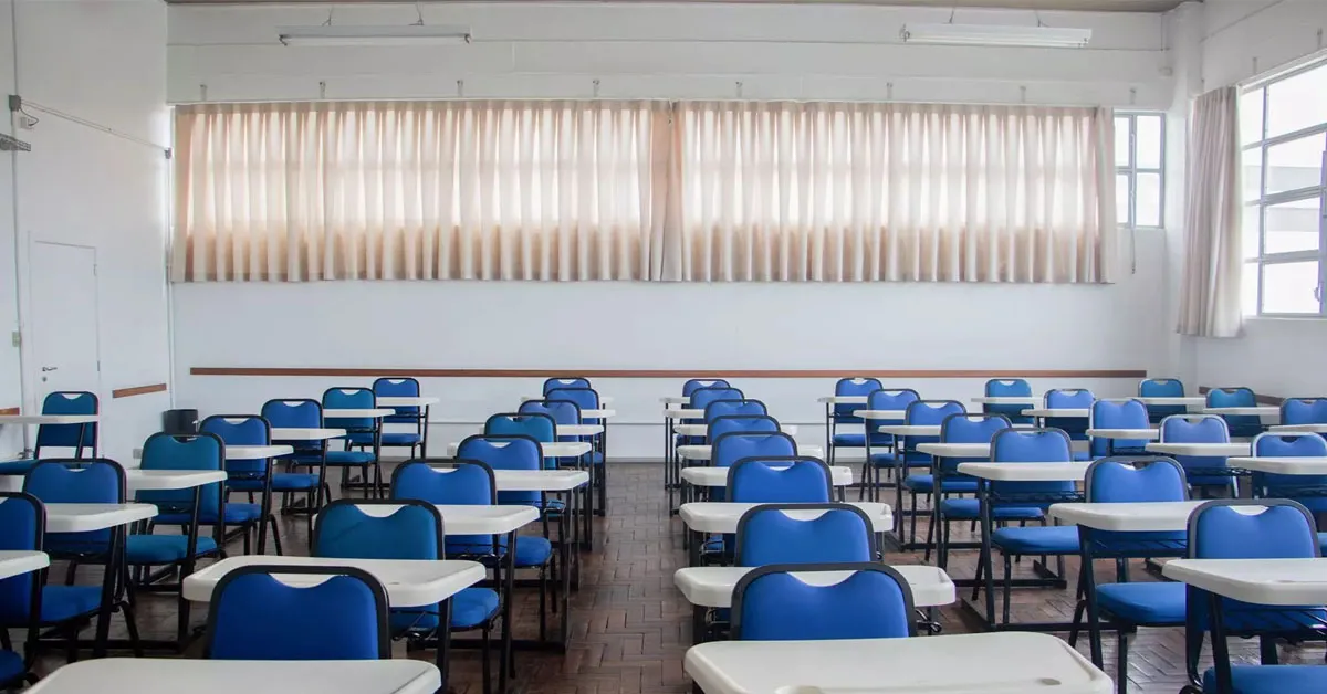 O jovem teria supostamente praticado os abusos por diversas vezes e a responsável da vítima acusa a escola de negligência e omissão diante dos fatos.