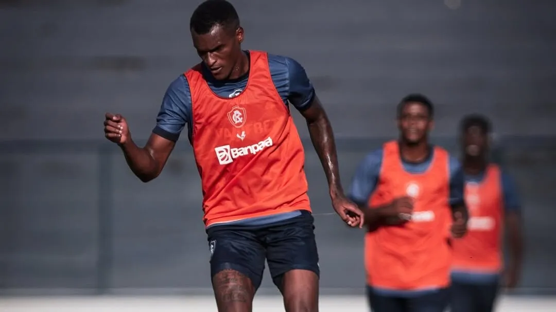 Novo lateral-direito azulino Matheus Alexandre é apresentado no Remo.