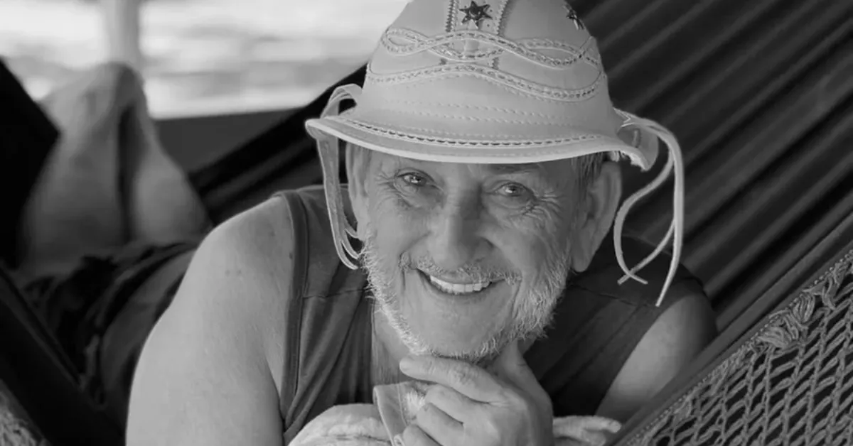 Seu Boinha, que conquistou seguidores nas redes sociais ao lado do filho, não resistiu após cirurgia que preservou parte do crânio no abdômen.