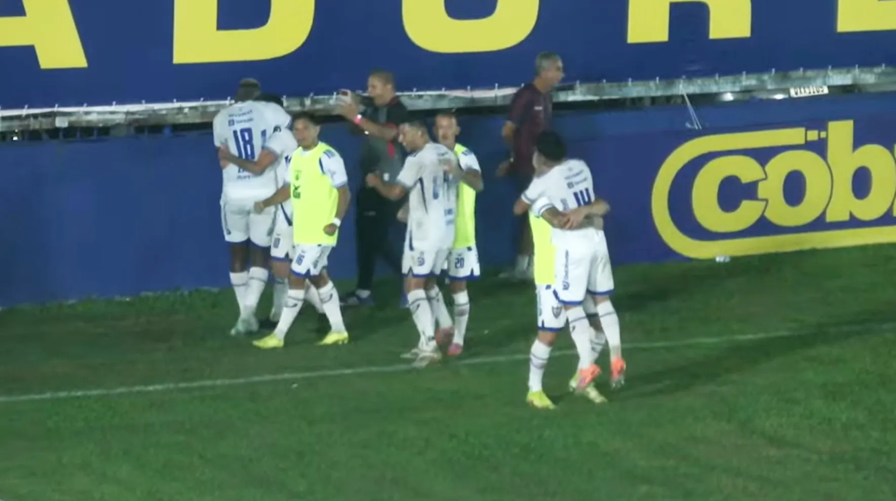 Após uma recuperação de bola no meio-campo, o meia Felipe Pará serviu PH em uma bola vindo de Gustavo 25, que dominou na entrada da área e finalizou com precisão