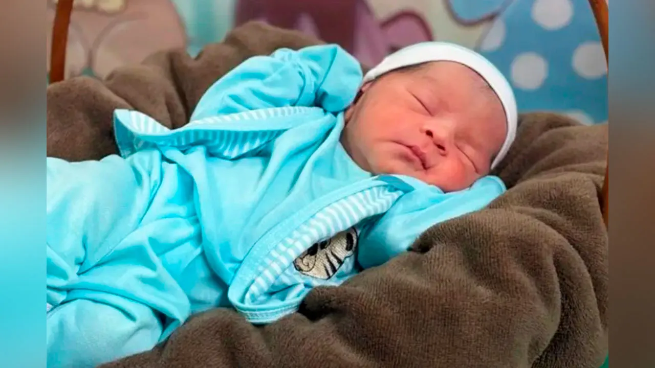 Recém-nascido participa de ensaio fotográfico temático no Hospital Regional em Abaetetuba; ação foca no bem-estar emocional.